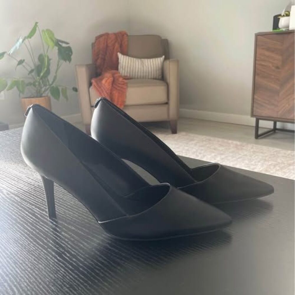 Calvin Klein Gayle Black Leather Pumps – Size 9.5 - NEW